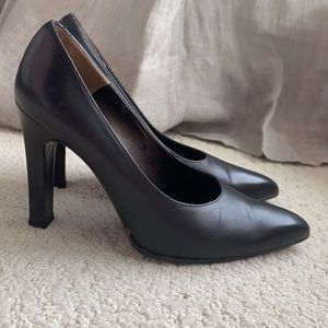 Kenneth Cole Black Leather Pumps